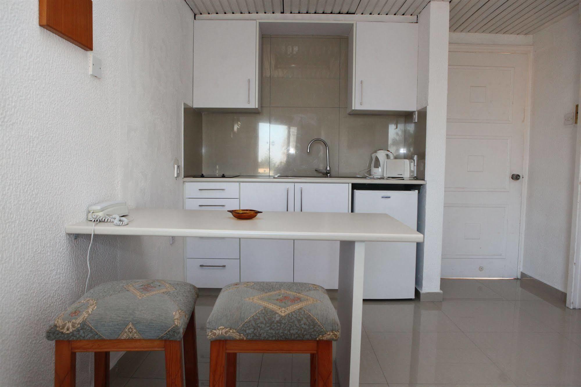 Sea Apartments Lárnaca Exterior foto